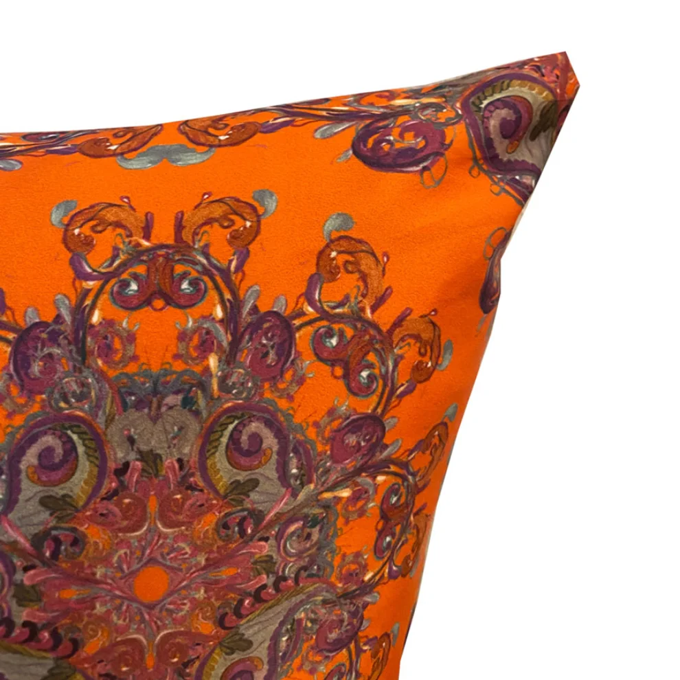 Design Madrigal	 - Naranja Pillow