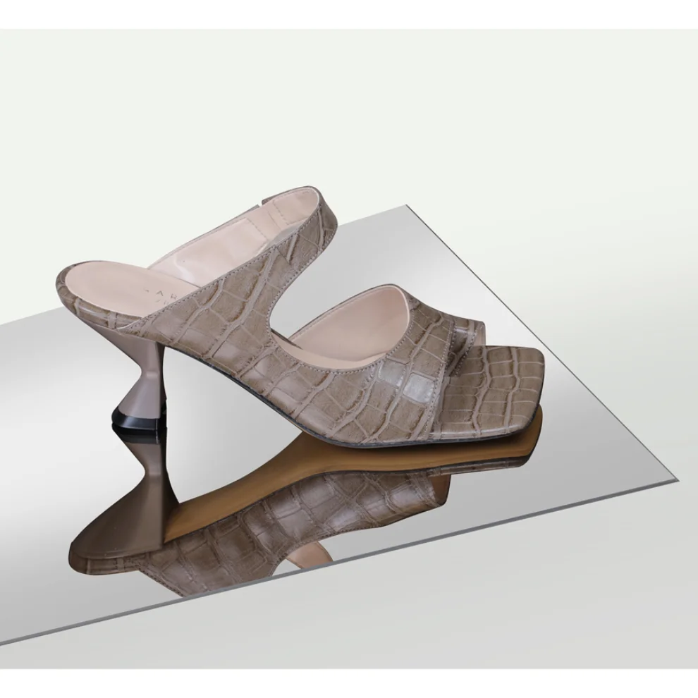 Gardrop Studio 900 - Kare Burunlu Bantlı Croco Mule Sandalet