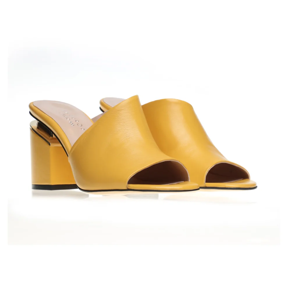 Gardrop Studio 900 - Asymmetric Sandals