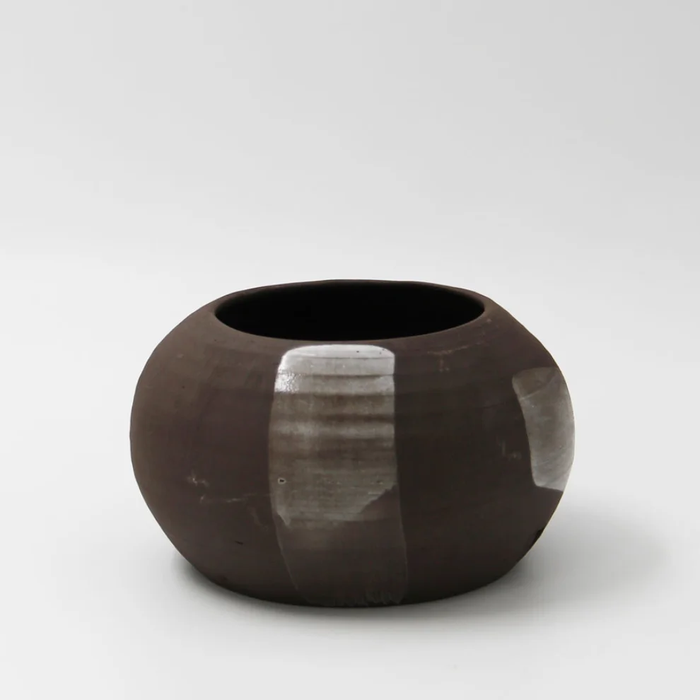 Apostrophe - Dark’n D Matte Black Vase