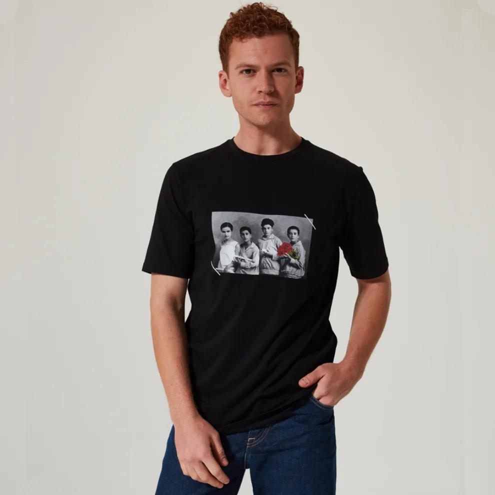 BEORD - Guy With Red Roses Unisex T-shirt 
