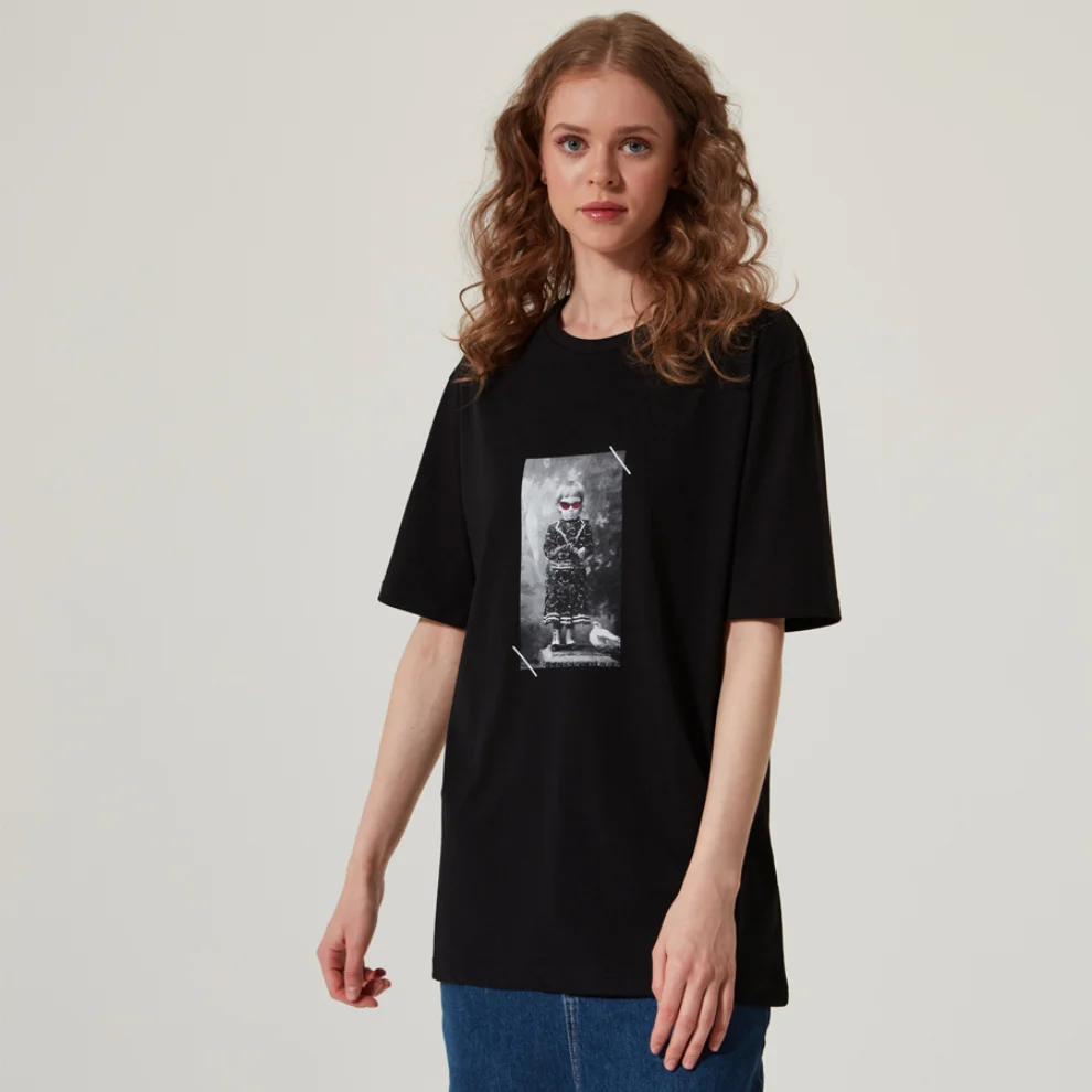 BEORD - Girl With Cat Eye Unisex T-shirt 