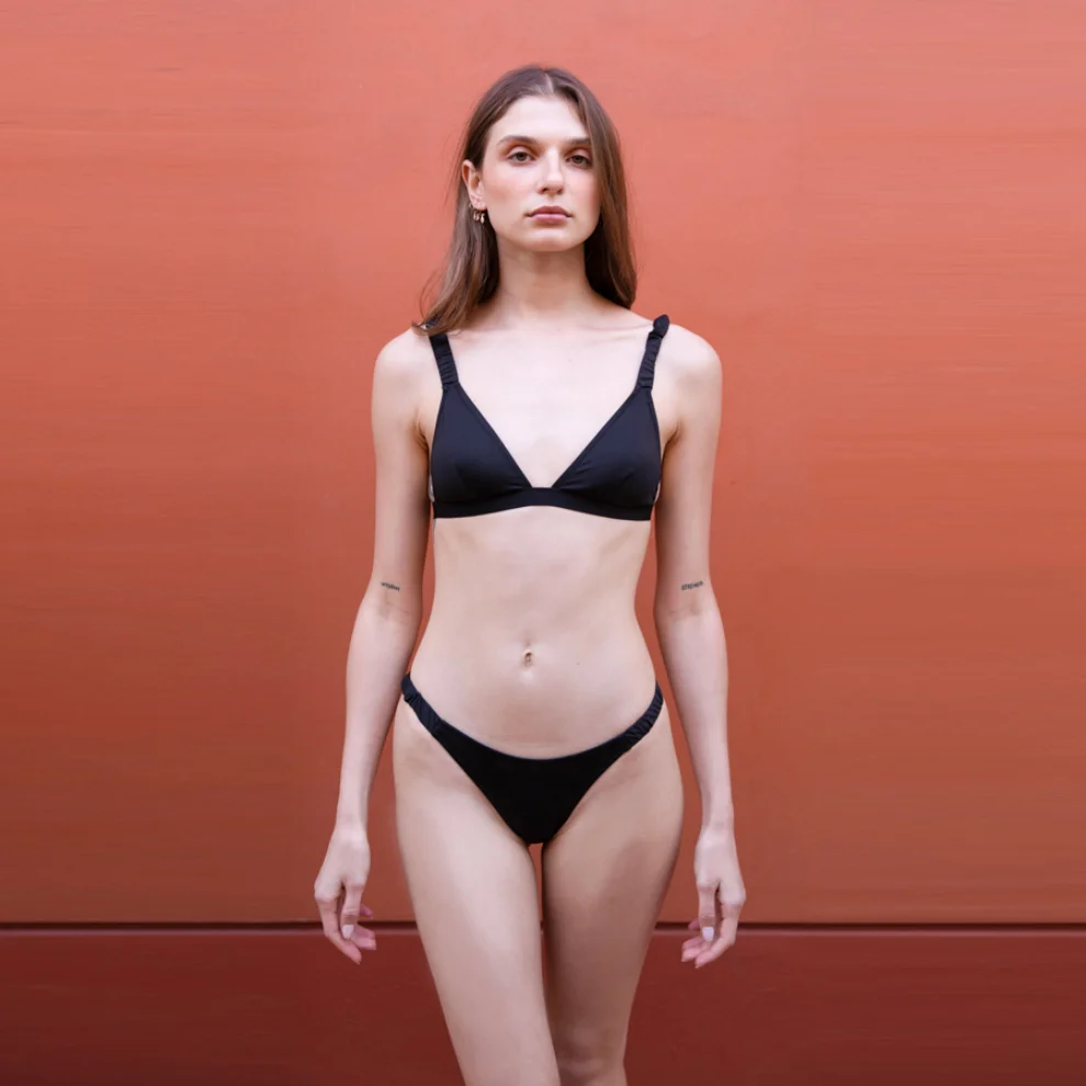 Heliophilia - Ruched Bikini Top- Just Black