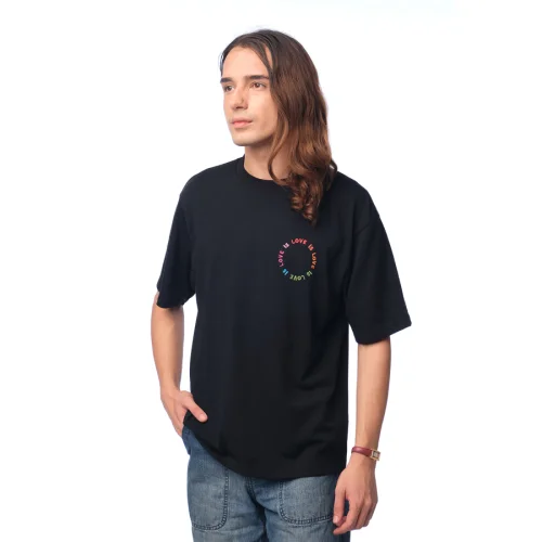 Queerlish - Love is Love Daire Oversize T-Shirt