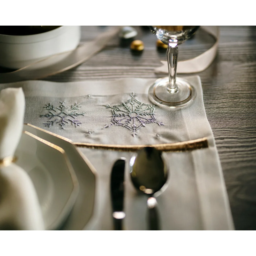 22 Maggio Istanbul - Le Alpi - Snowflake Embroidered New Year Placemat
