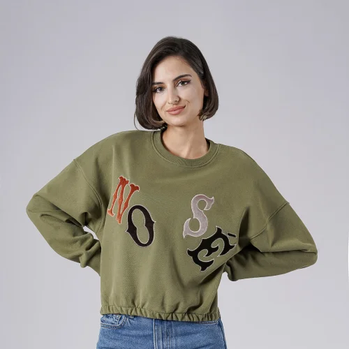 No Se Wear - Embroidered Crop Sweatshirt