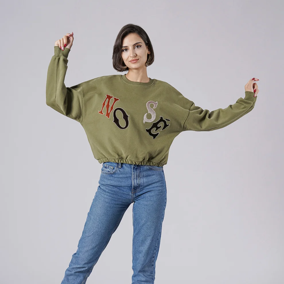 No Se Wear - Embroidered Crop Sweatshirt