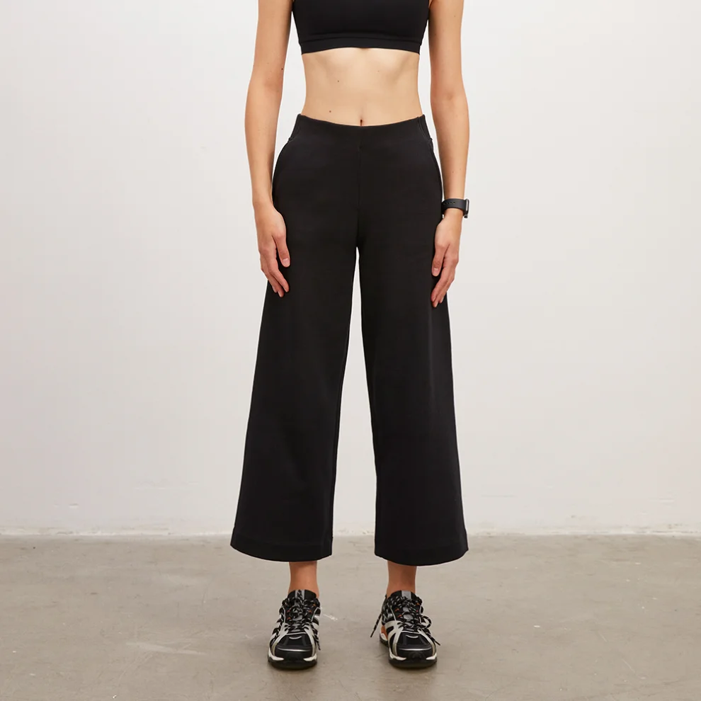 Anais & Margaux - Cropped Flare Sweatpants