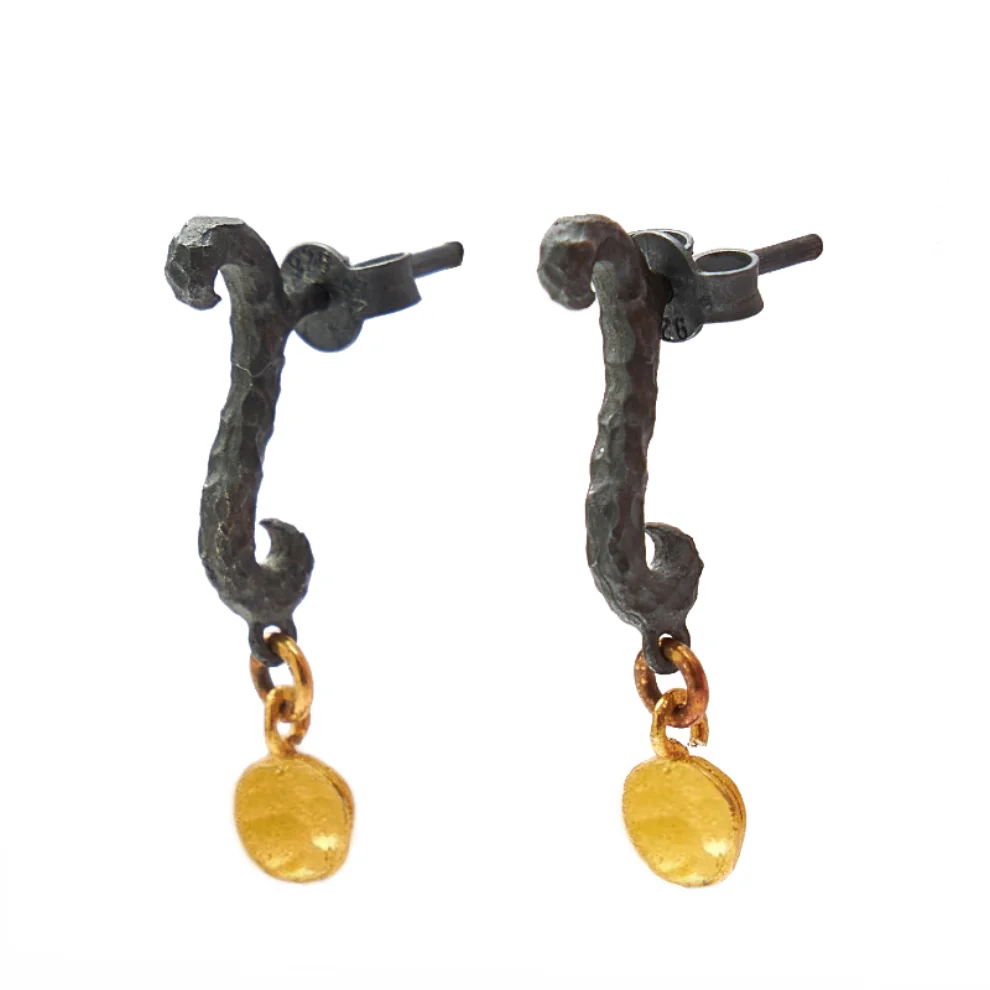 Elif Doğan Jewelry  - Mini S Stamp Earring