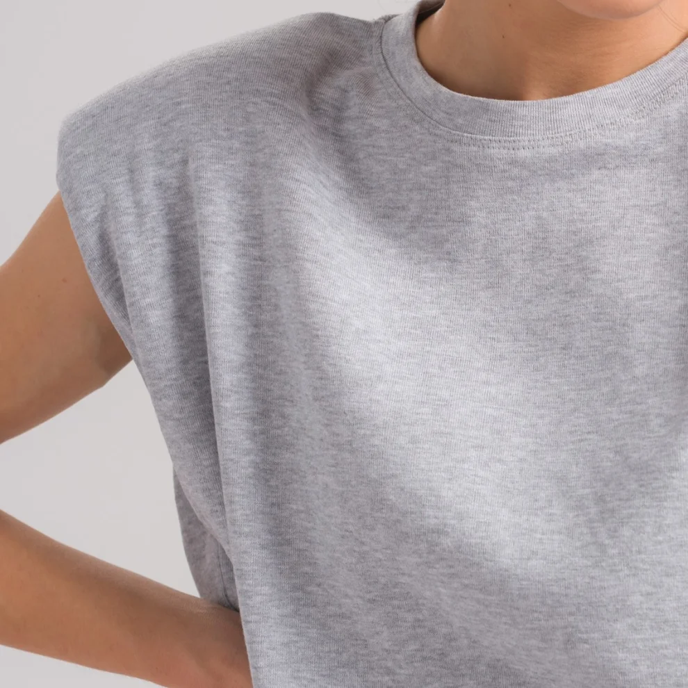 HOELO - Shoulder Pad Tee