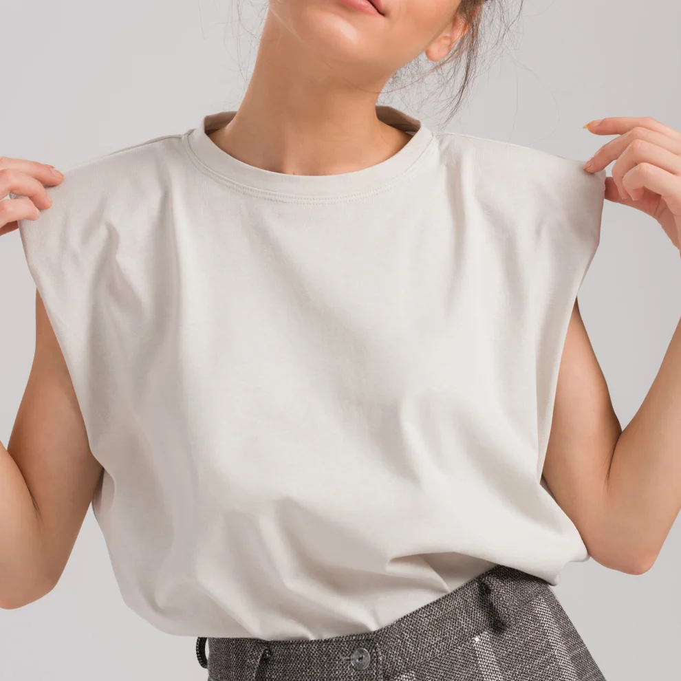 HOELO - Shoulder Pad Tee