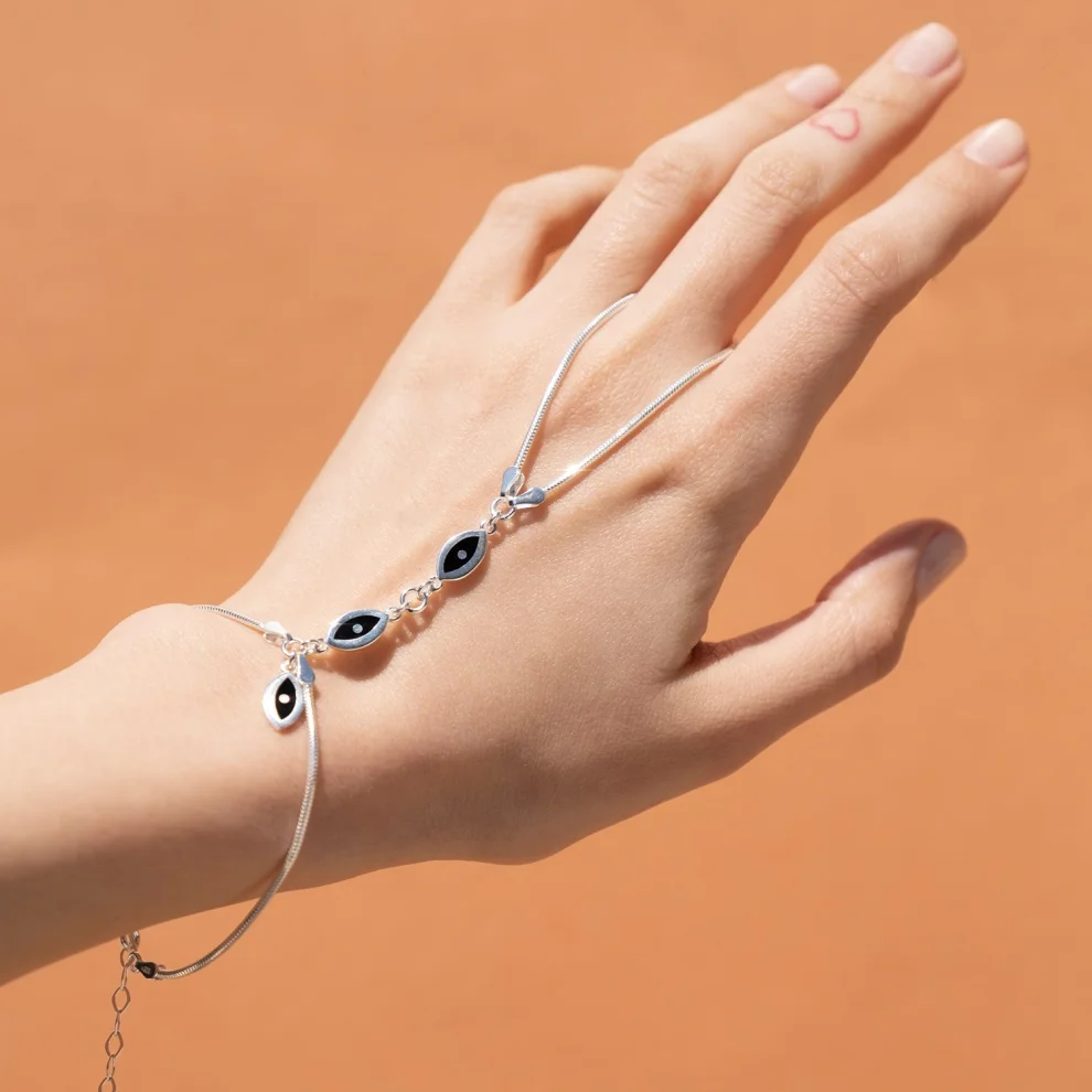 Luna Merdin  - Eye Finger Bracelet