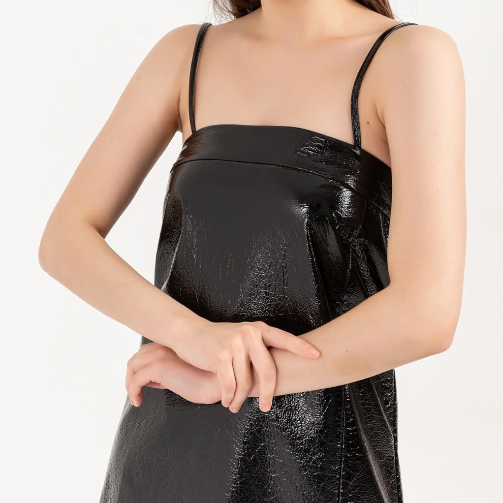HOELO - İnce Askılı Yırtmaçlı Rugan Mini Elbise