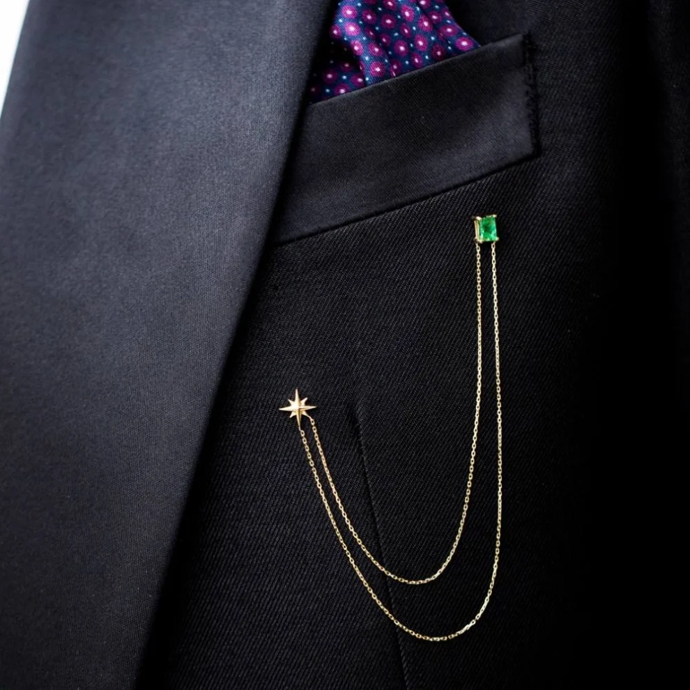 The Anoukis - 8k Gold Emerald Stick Pin With North Star