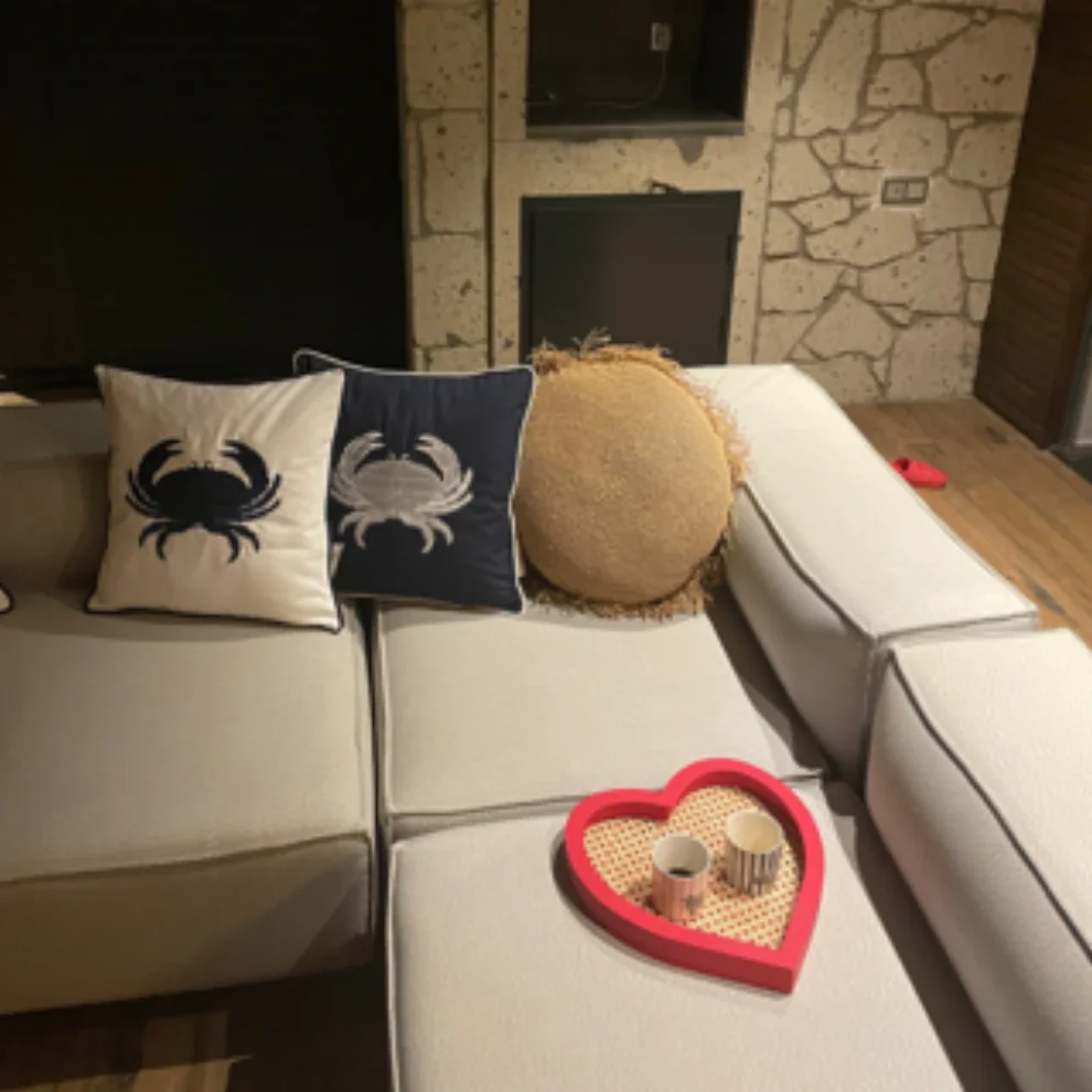 Adade Design Pillow - Nakışlı Kırlent - Yengeç