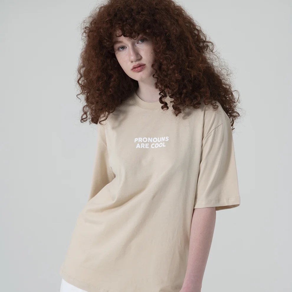 Queerlish - Pronouns Are Cool Oversize T-shirt