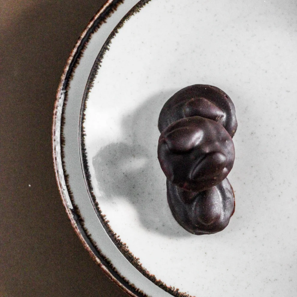 Rojok - Kaplı Kayısı Bademli Çikolata
