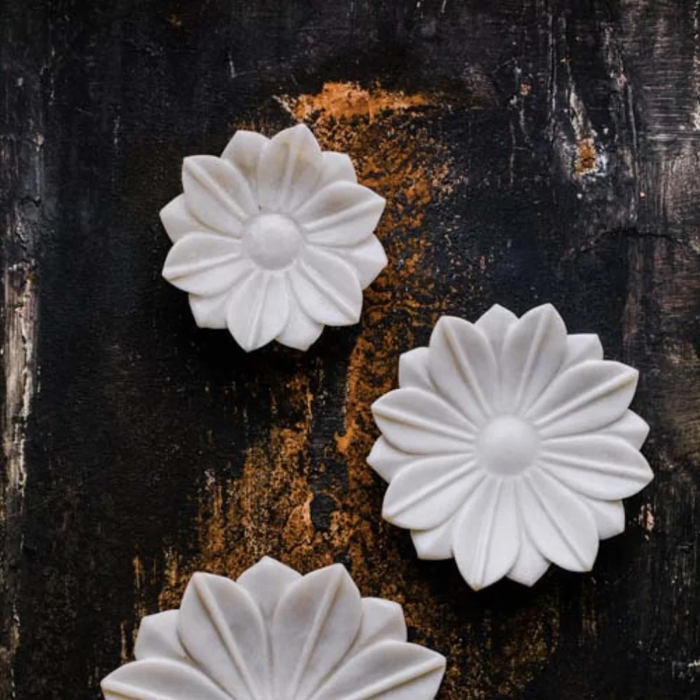 Marmitable - Hand Carved Flower Tray