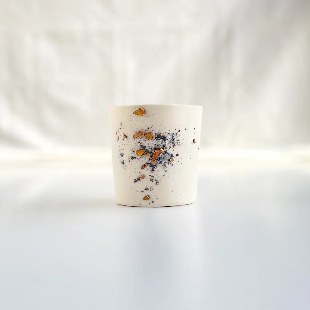 Mamezon Ceramics - Handleless Porcelain Coffee Cup With Gilt Decor