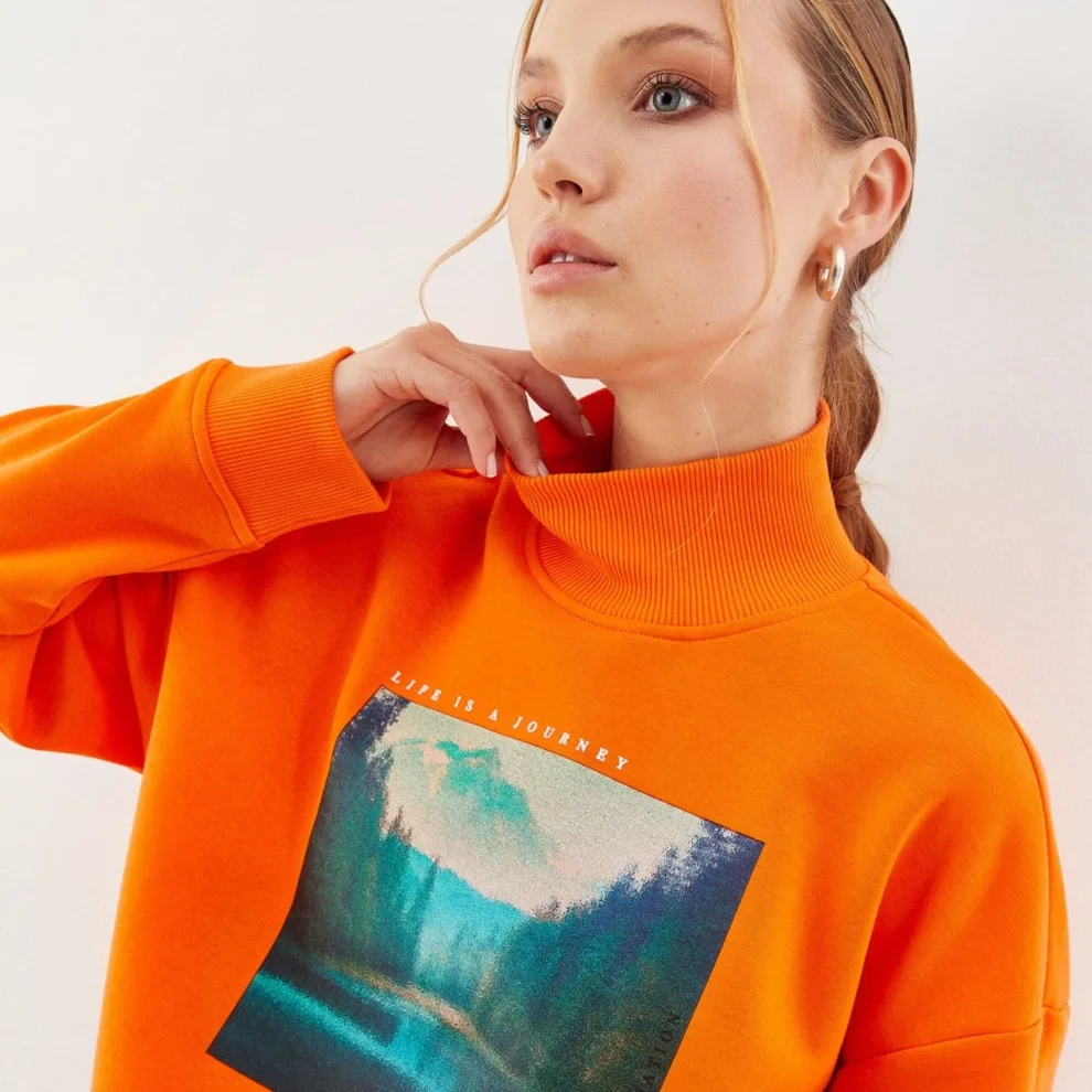 Auric - High Collar Digital Printed Sweatshirt