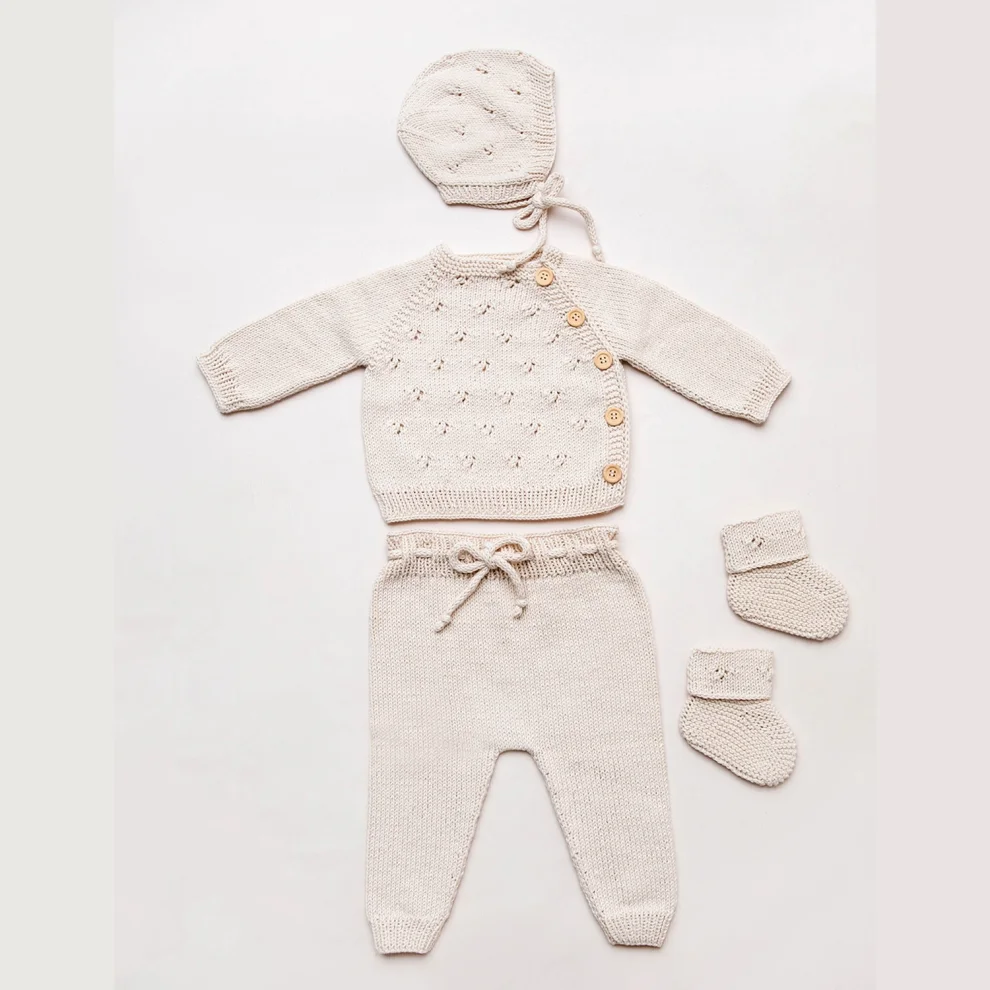 Krea The Label - Organic Bone, Cardigan, Pants, Socks Gift Set