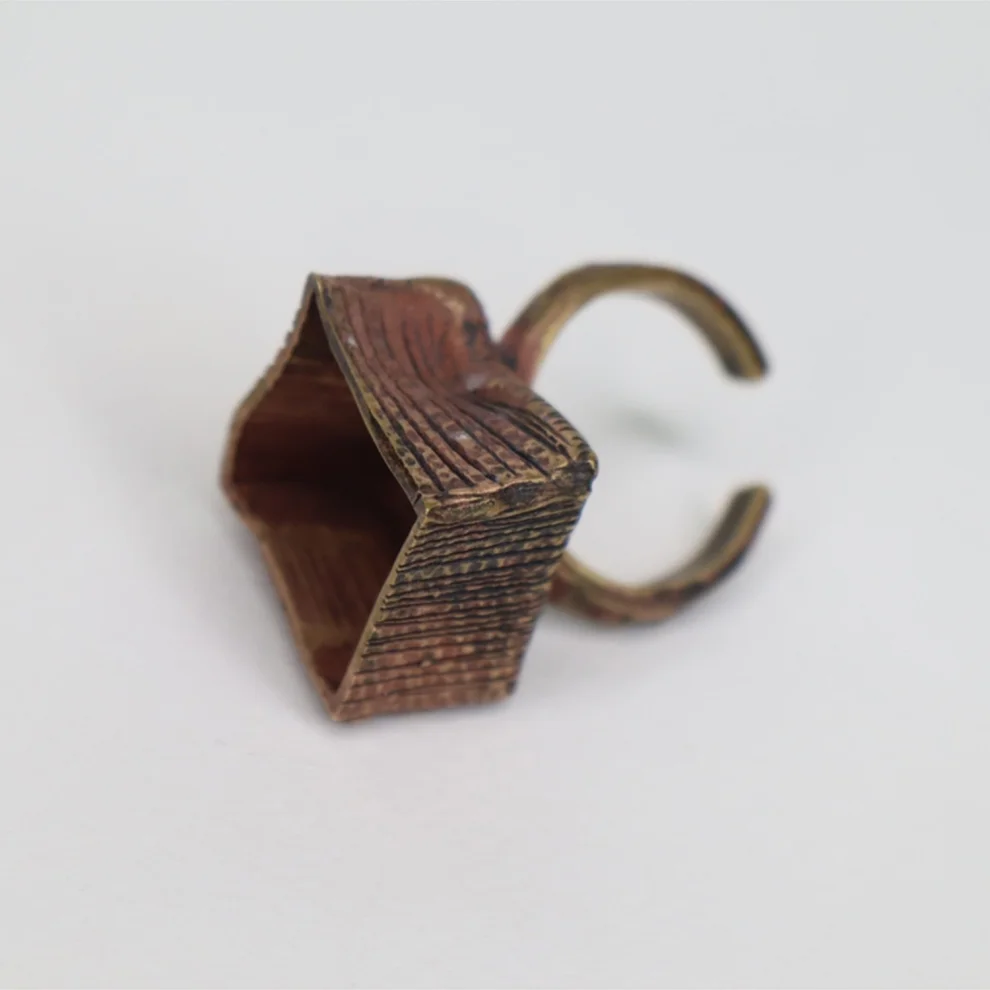 Studio Agna - Cube In Antique Ring