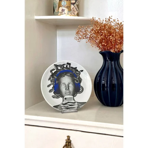 Gorgo Iruka - Decorative Plate #06 Medusa Is Beautiful Now