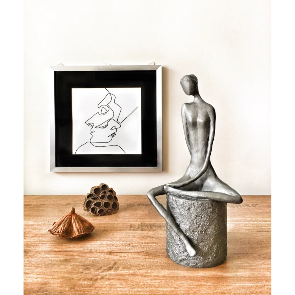 B'art Design - Sitting Woman Sculpture