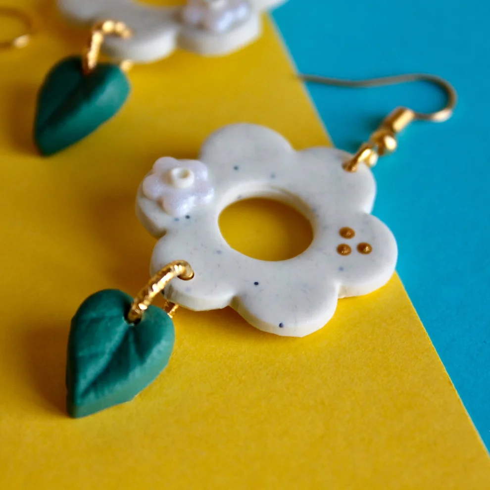 Daisy Lazy Creations - Green Leaf Daisy Earrings