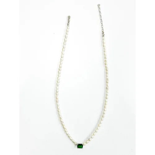 TwoGrazia - Emerald Detailed Pearl Necklace
