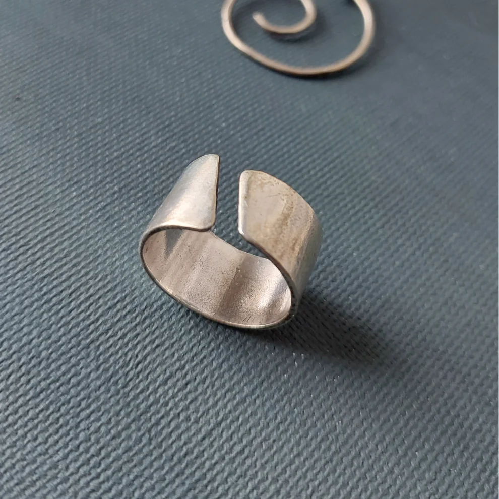 POJWoman by Pelin Özerson - In Between Silver Band Ring