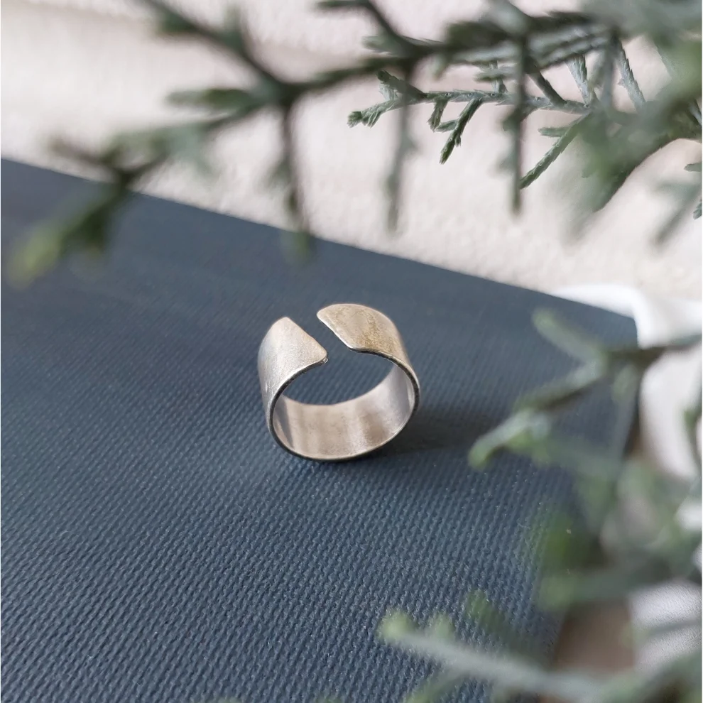 POJWoman by Pelin Özerson - In Between Silver Band Ring