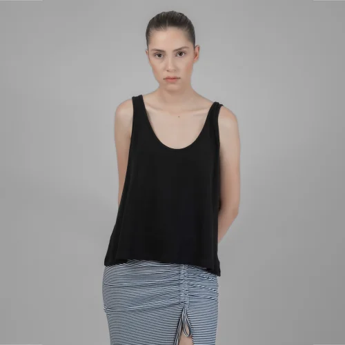 HOELO - Sleeveless Basic Tee