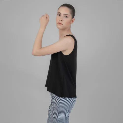 HOELO - Sleeveless Basic Tee