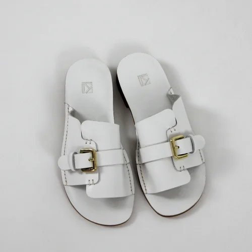 Ki Studio Co - Buckle Detailed Slippers