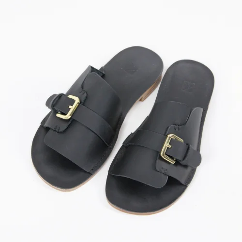 Ki Studio Co - Buckle Detailed Slippers