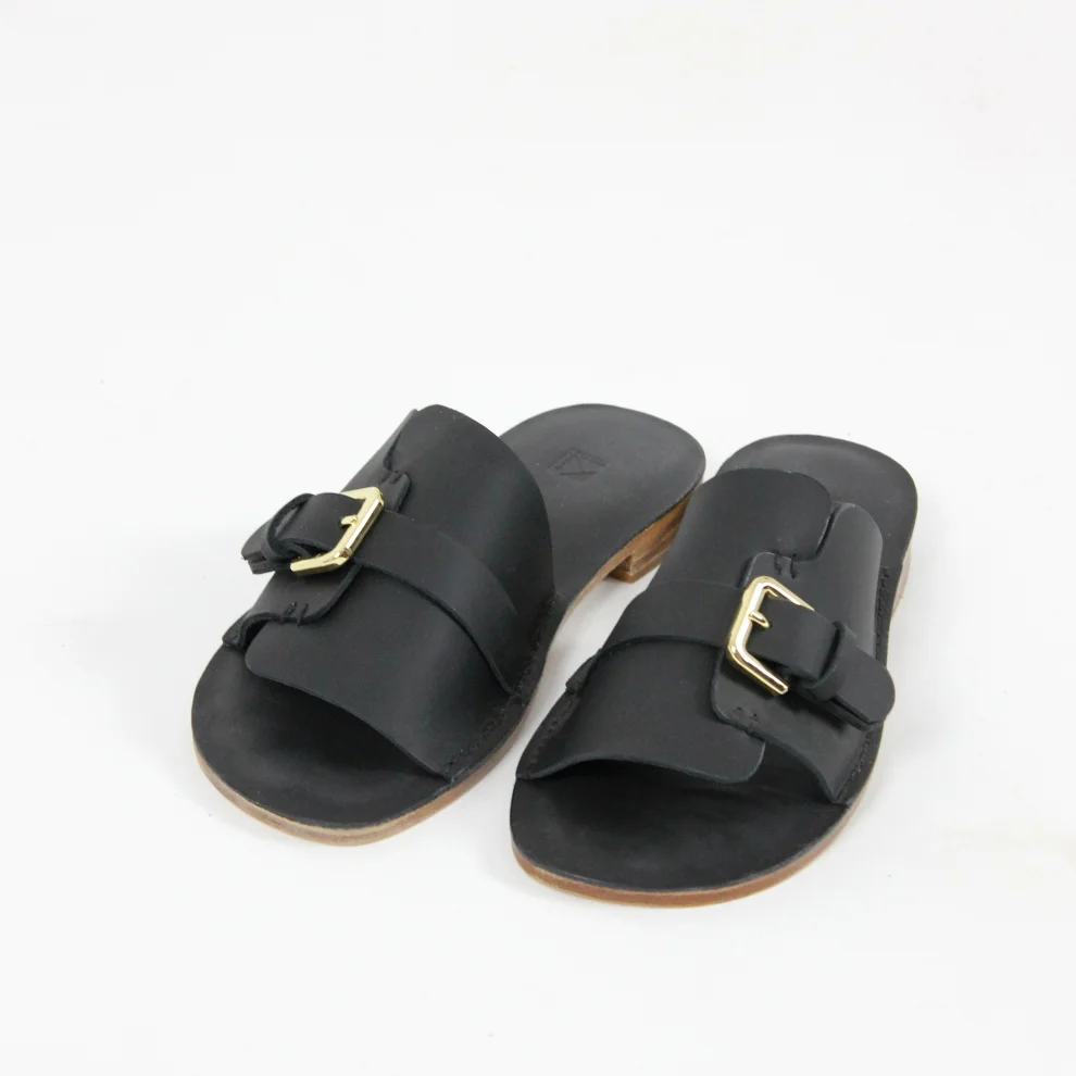 Ki Studio Co - Buckle Detailed Slippers