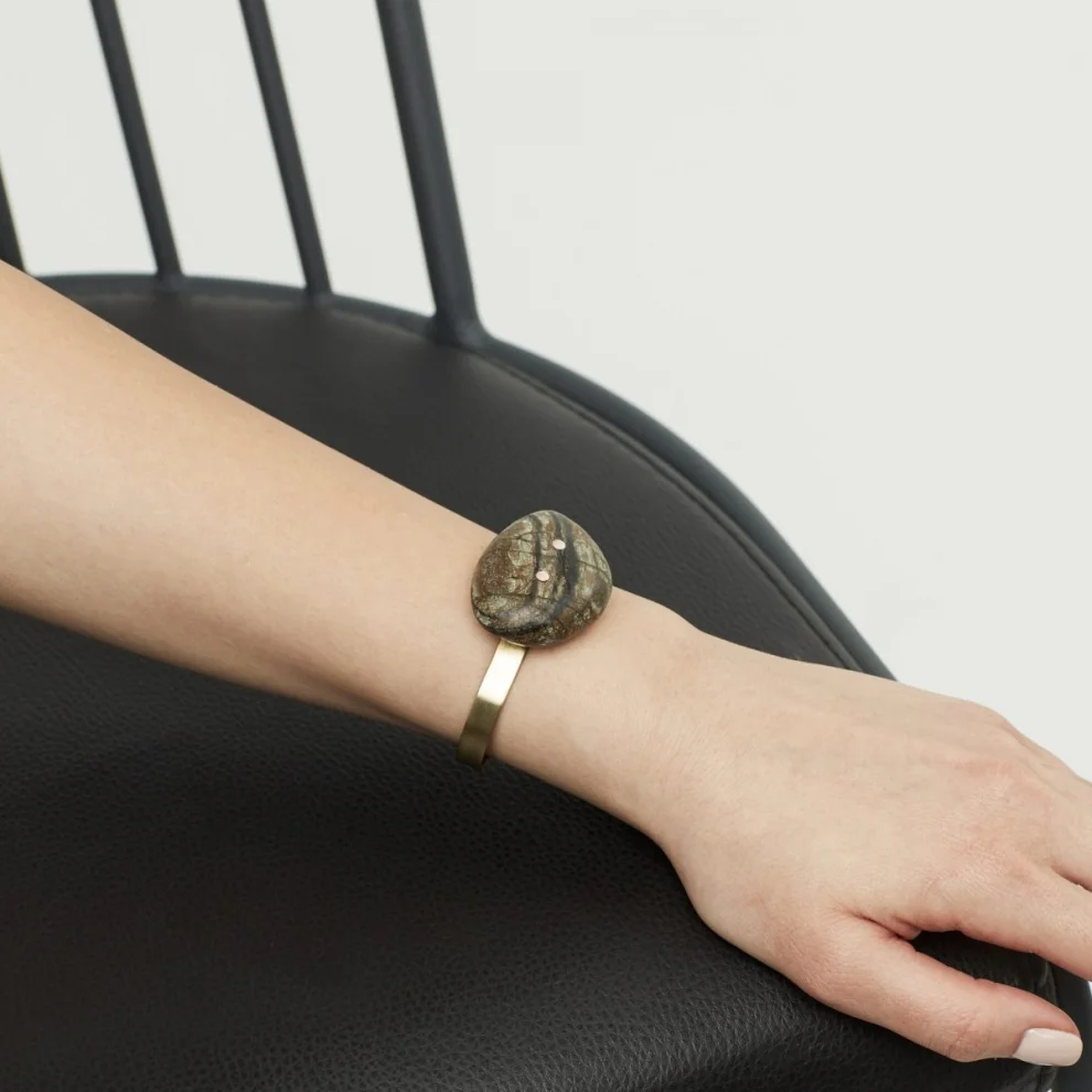 Zeworks - Pebble Cuff Bracelet | hipicon Zeworks - Pebble Cuff Bracelet | hipicon