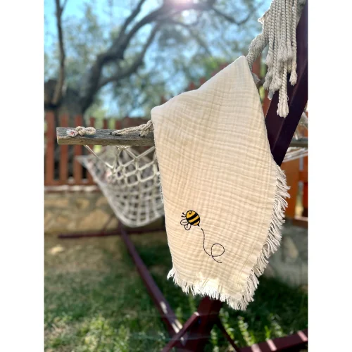 Happy Hands - Bee Embroidered 4-ply Muslin Blanket