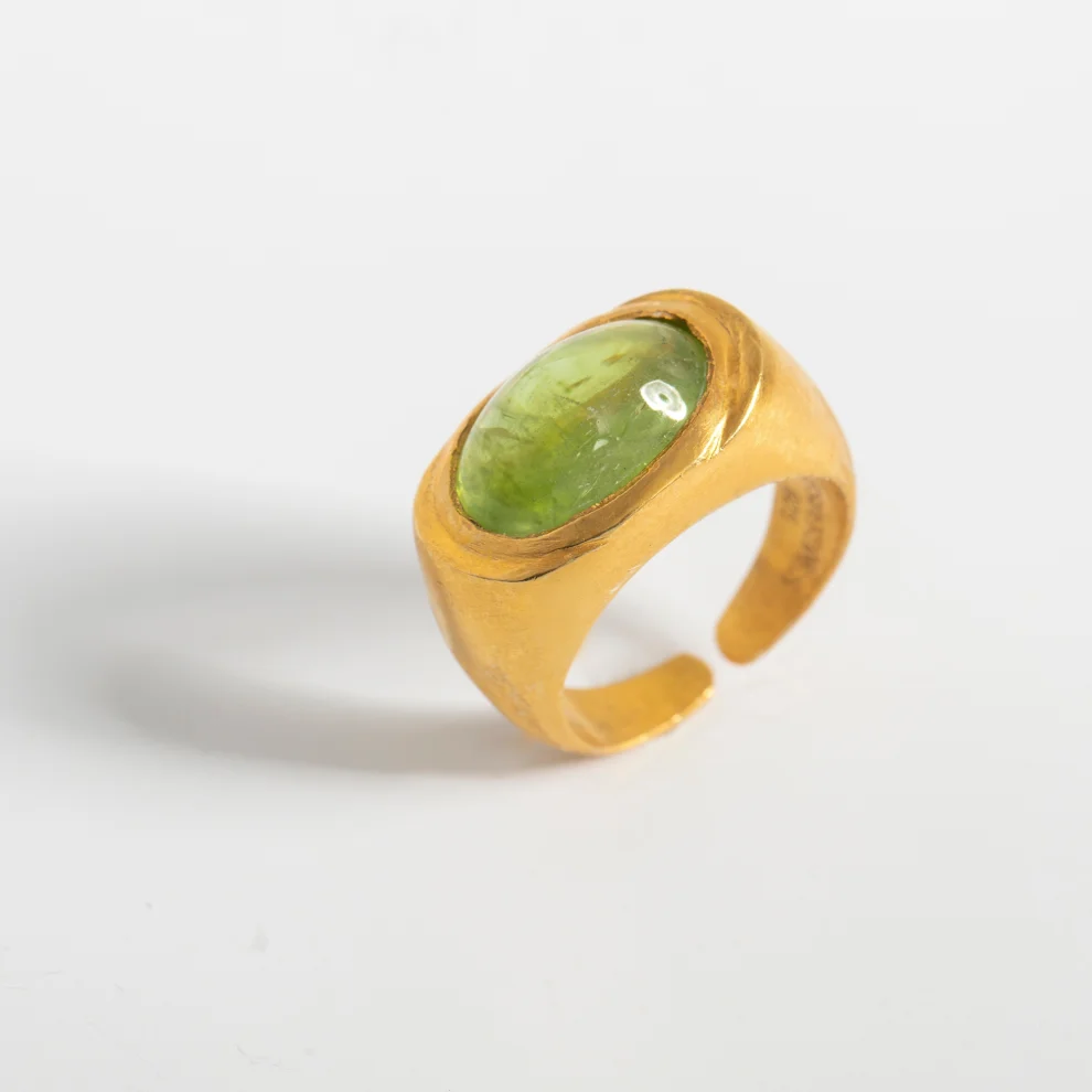 Hesperides Jewelry - Roman Signet Ring - Peridot