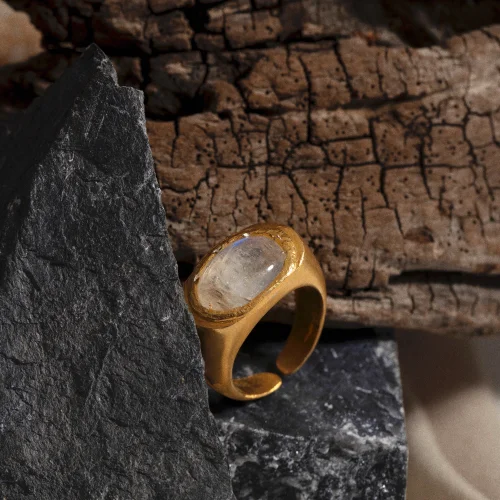 Hesperides Jewelry - Roman Signet Ring- Rainbow Moonstone