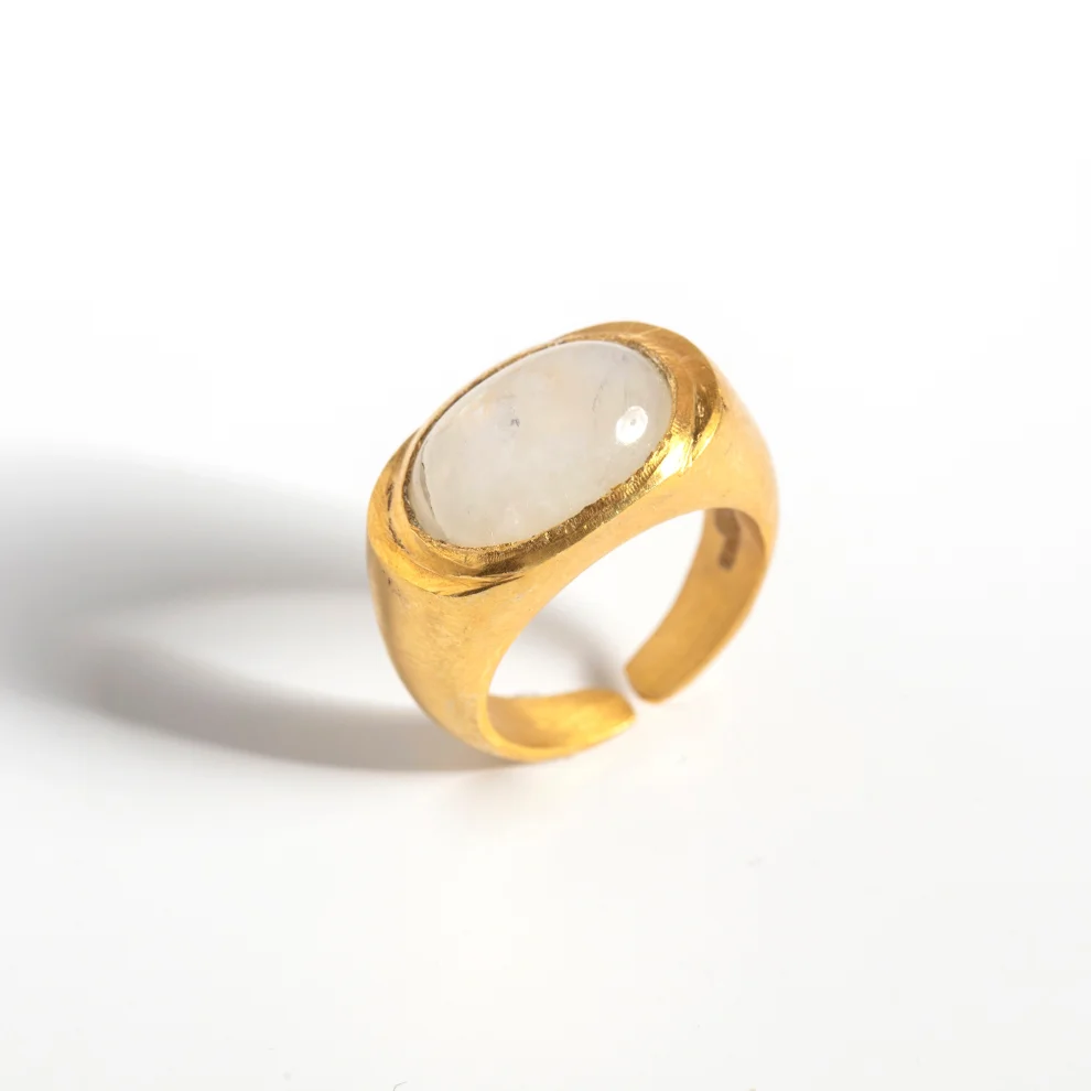 Hesperides Jewelry - Roman Signet Ring- Rainbow Moonstone