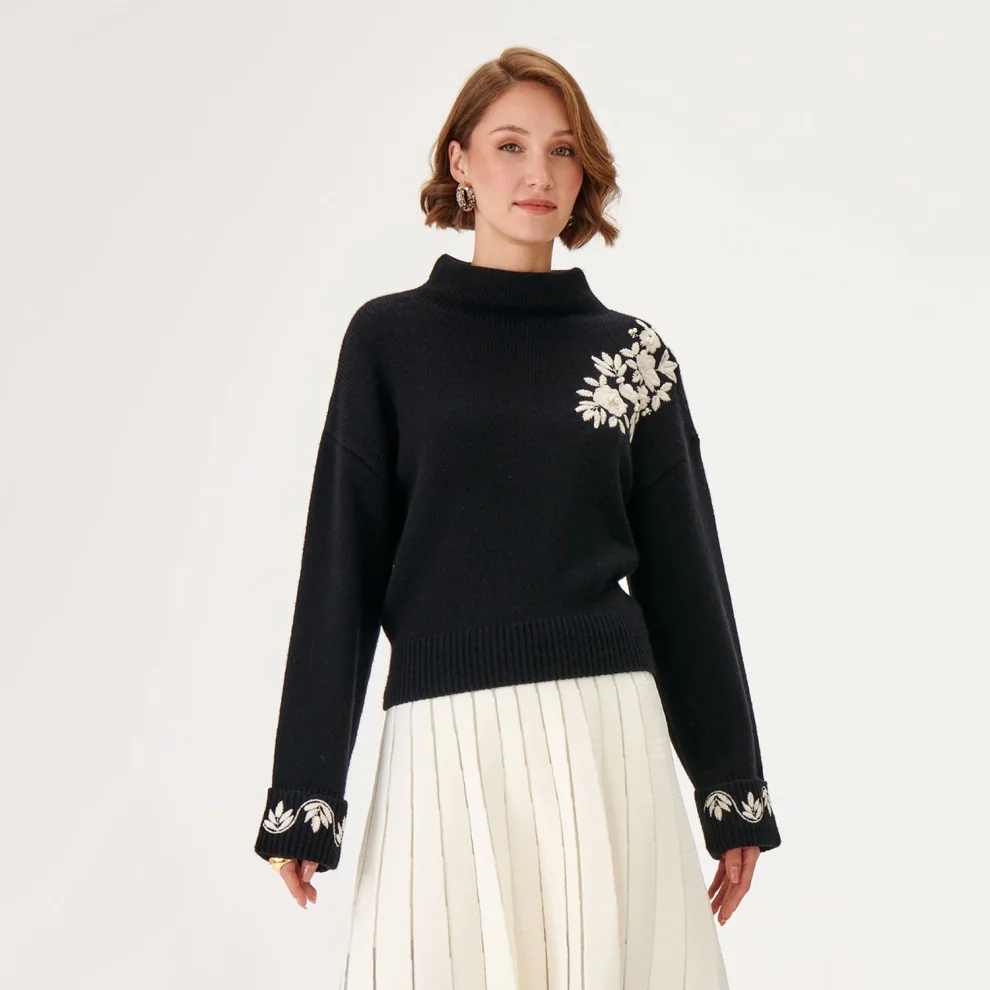 Black sweater with outlet embroidered flowers