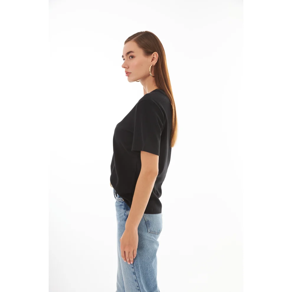 Beauty Bites - Anais Basic Tshirt