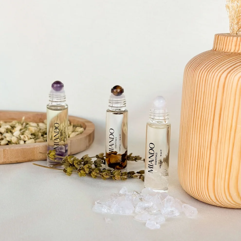 Miando Essentials - Enjoy Set / Essential Oil And Crystal Roll On Set