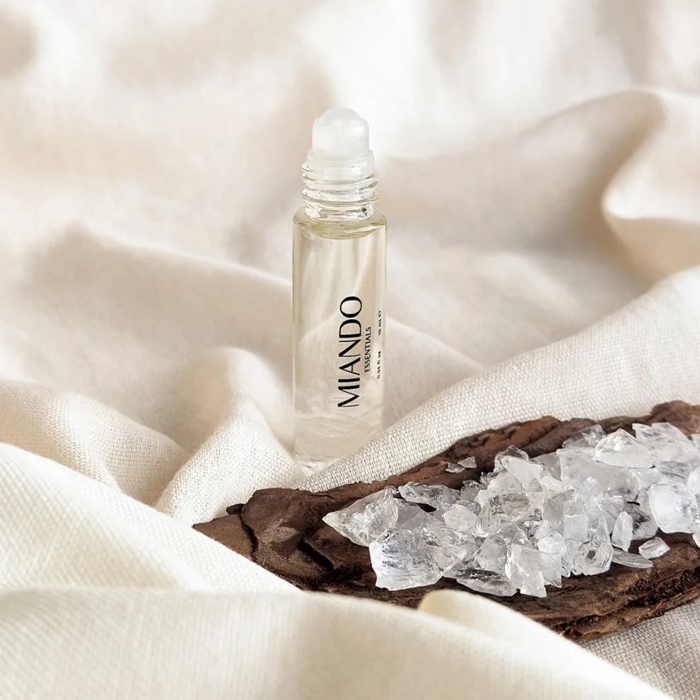 Miando Essentials - Enjoy Set / Essential Oil And Crystal Roll On Set