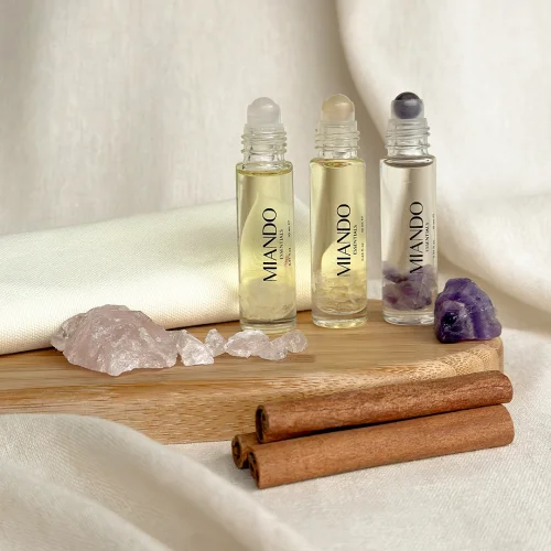 Miando Essentials - Must Have Set / Essential Oil And Crystal Roll On Set