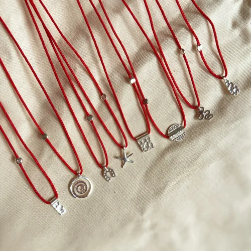 The Pheia - Horseshoe String Necklace