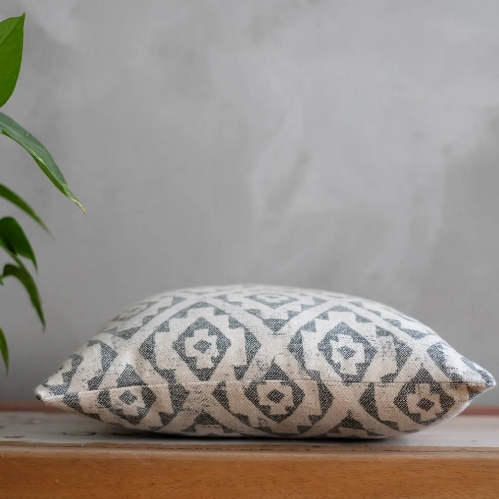 Miliva Home - Geometric Design Aztec Throw Pillow Cover