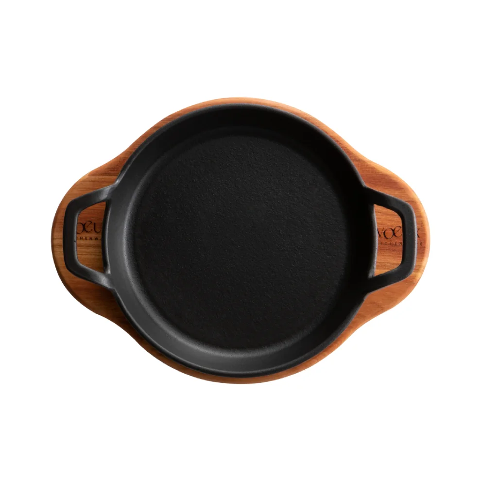 Voeux Kitchenware - Amusant Dual Handle Pan 22 Cm Orange & Wooden Hot Pad